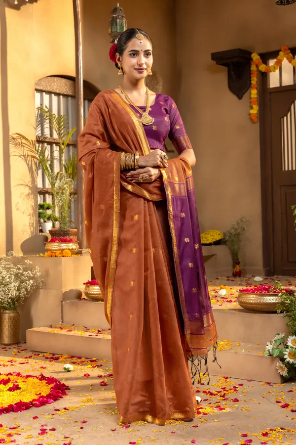 Original_Maheswari_Cotton_Silk_sarees_with_Beautiful_Kanchipuram_Rich_Gold-Toned_Woven_Butti_Zari_Work_With_Attractive_Zari_Border_And_Contrast_Blouse_With_Tassels