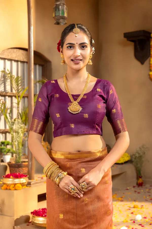 Original_Maheswari_Cotton_Silk_sarees_with_Beautiful_Kanchipuram_Rich_Gold-Toned_Woven_Butti_Zari_Work_With_Attractive_Zari_Border_And_Contrast_Blouse_With_Tassels