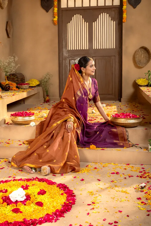 Original_Maheswari_Cotton_Silk_sarees_with_Beautiful_Kanchipuram_Rich_Gold-Toned_Woven_Butti_Zari_Work_With_Attractive_Zari_Border_And_Contrast_Blouse_With_Tassels