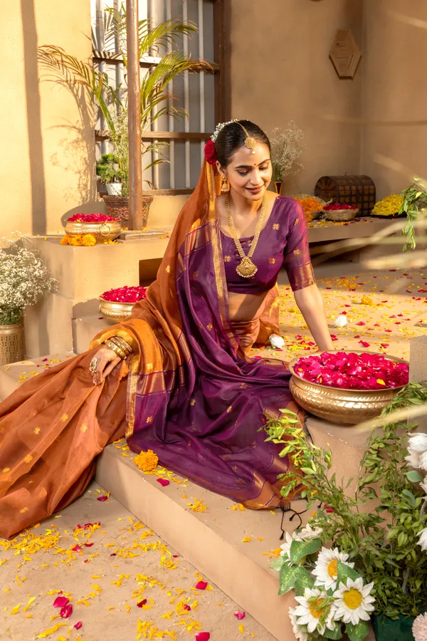 Original_Maheswari_Cotton_Silk_sarees_with_Beautiful_Kanchipuram_Rich_Gold-Toned_Woven_Butti_Zari_Work_With_Attractive_Zari_Border_And_Contrast_Blouse_With_Tassels