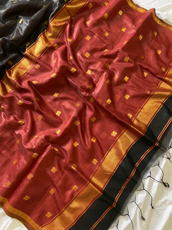 Original_Maheswari_Cotton_Silk_sarees_with_Beautiful_Kanchipuram_Rich_Gold-Toned_Woven_Butti_Zari_Work_With_Attractive_Zari_Border_And_Contrast_Blouse_With_Tassels