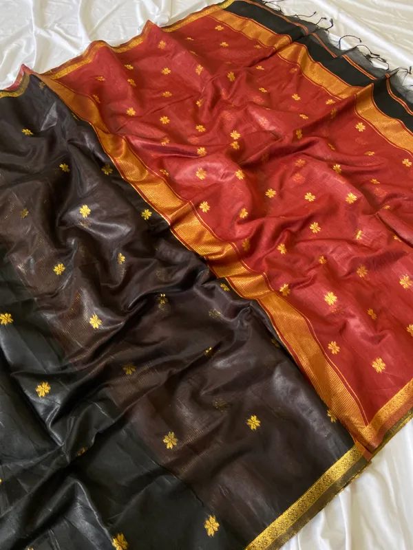 Original_Maheswari_Cotton_Silk_sarees_with_Beautiful_Kanchipuram_Rich_Gold-Toned_Woven_Butti_Zari_Work_With_Attractive_Zari_Border_And_Contrast_Blouse_With_Tassels