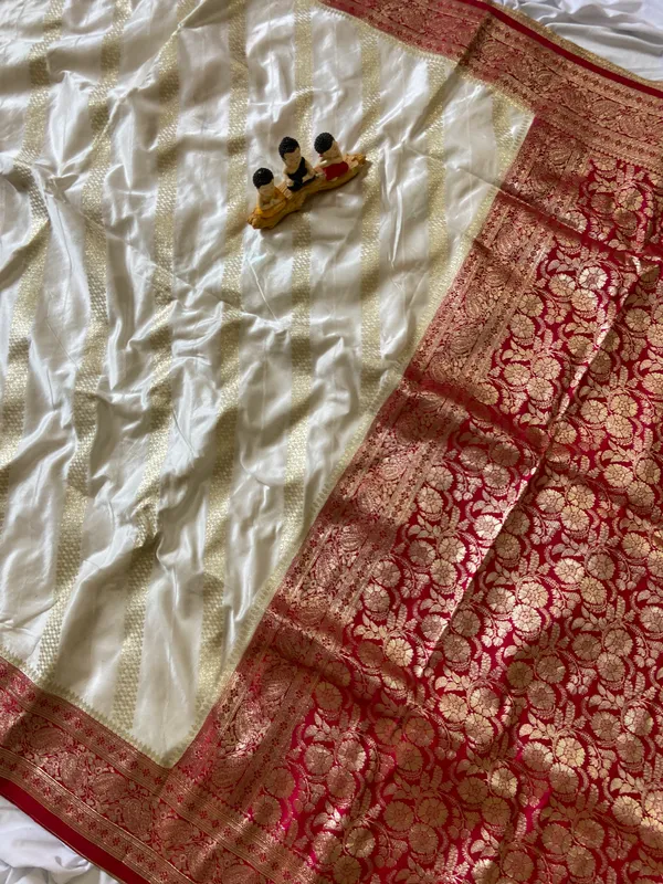 Banarasi_Pure_Satin_Silk_sarees_with_Beautiful_Elephant_in_Contrast_Red-White_Shades_With_Attractive_Weaving_Gold_Zari_Design_And_Contrast_Blouse_With_Tassels