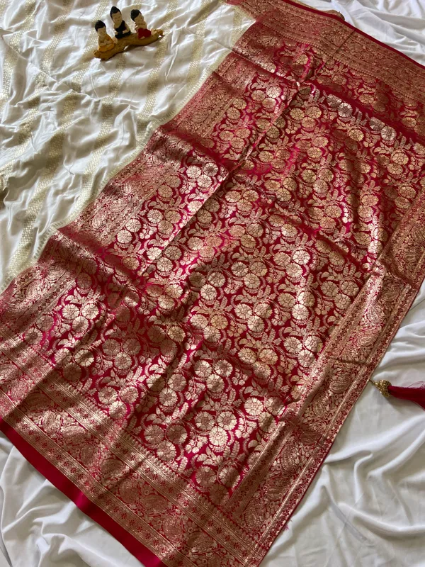 Banarasi_Pure_Satin_Silk_sarees_with_Beautiful_Elephant_in_Contrast_Red-White_Shades_With_Attractive_Weaving_Gold_Zari_Design_And_Contrast_Blouse_With_Tassels
