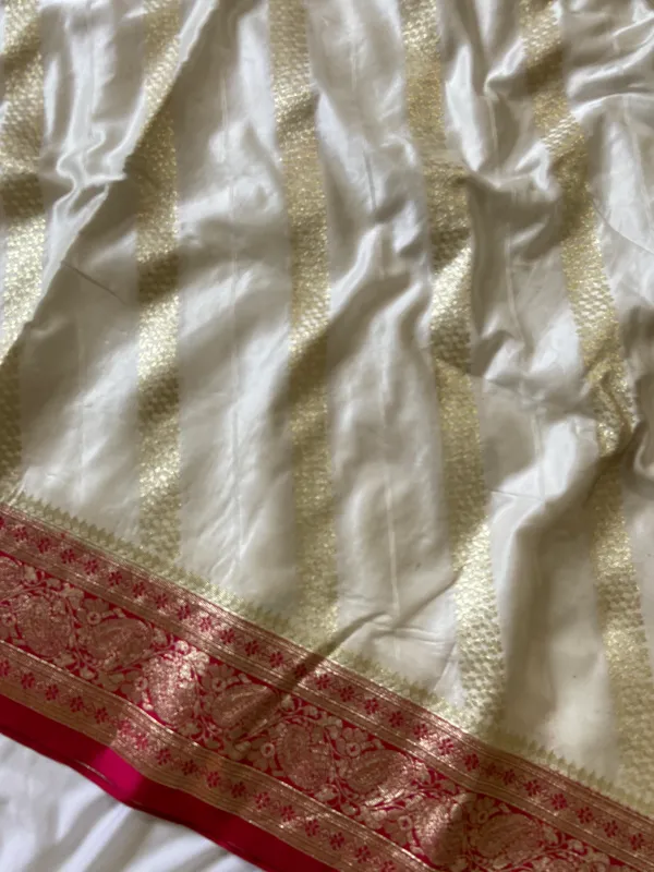 Banarasi_Pure_Satin_Silk_sarees_with_Beautiful_Elephant_in_Contrast_Red-White_Shades_With_Attractive_Weaving_Gold_Zari_Design_And_Contrast_Blouse_With_Tassels