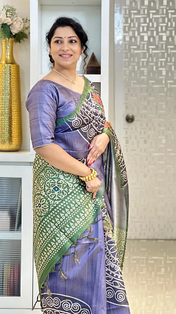 Soft_Tussar_Silk_sarees_with_Beautiful_Print_With_Attractive_Pallu_And_Contrast_Print_Blouse_With_Tassels