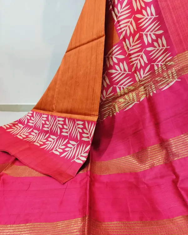 Soft_Tussar_Silk_sarees_with_Beautiful_Print_With_Attractive_Pallu_And_Contrast_Print_Blouse_With_Tassels