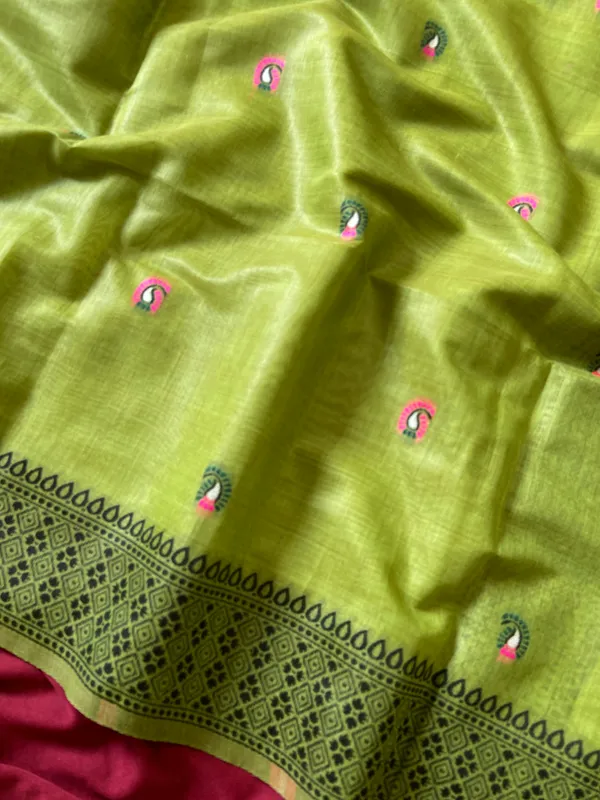 Premium_Soft_Jamdani_Cotton_sarees_with_Beautiful_Colourfull_3D_Woven_Peacock_Design_Pallu_With_Attractive_All_Over_Resham_Weaving_Butti_Design_With_Resham_Weaving_Border_And_Running_Blouse_With_Fancy_Tassels