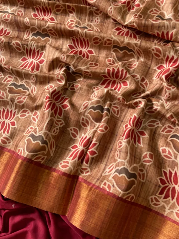 Soft_Tussar_Silk_sarees_with_Beautiful_Style_Of_Kalamkari_Digital_Print_With_Attractive_Border_And_Contrast_Print_Blouse_With_Tassels