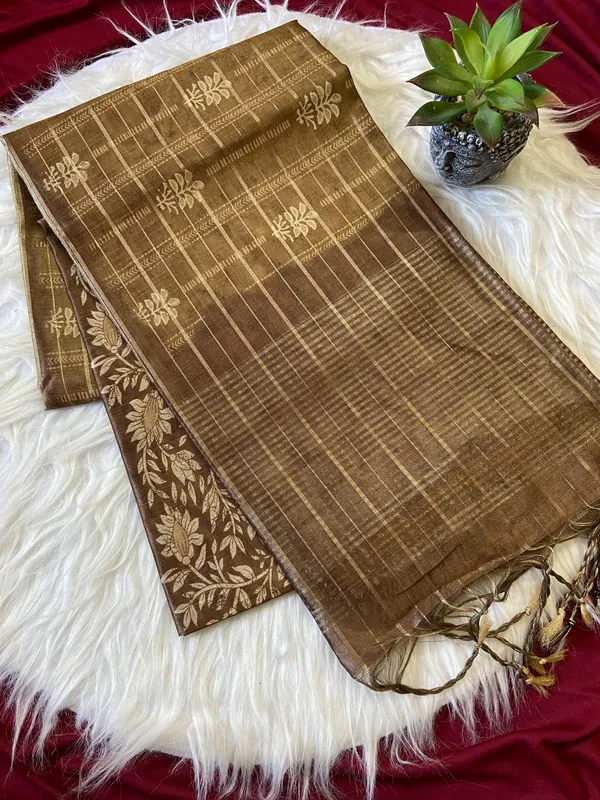 Soft_Semi_Tussar_Silk_sarees_with_Beautiful_Digital_Print_With_Attractive_Border_And_Contrast_Print_Blouse_With_Tassels