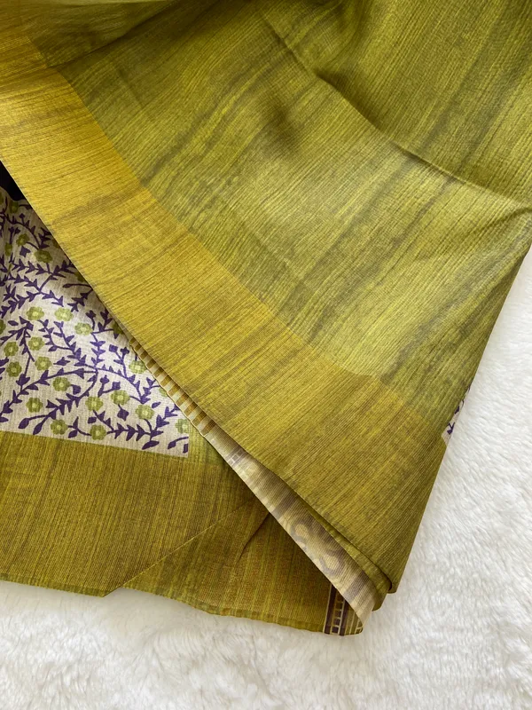 Soft_Tussar_Silk_sarees_with_Beautiful_Print_With_Attractive_Pallu_And_Contrast_Print_Blouse_With_Tassels