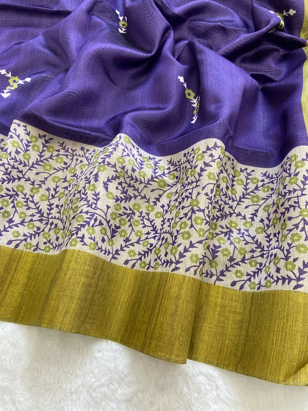 Soft_Tussar_Silk_sarees_with_Beautiful_Print_With_Attractive_Pallu_And_Contrast_Print_Blouse_With_Tassels