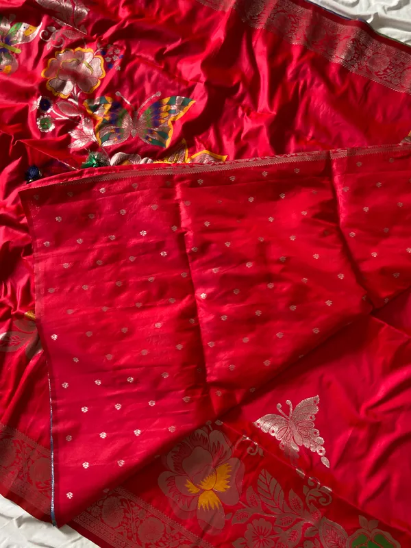 Soft_Silk_Sarees_With_Beautiful_Woven_Zari_Work_With_Attractive_Butterfly_Design_Saree_And_Running_Blouse_With_Tassels