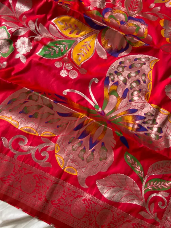 Soft_Silk_Sarees_With_Beautiful_Woven_Zari_Work_With_Attractive_Butterfly_Design_Saree_And_Running_Blouse_With_Tassels