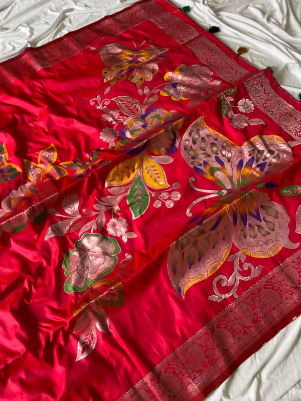 Soft_Silk_Sarees_With_Beautiful_Woven_Zari_Work_With_Attractive_Butterfly_Design_Saree_And_Running_Blouse_With_Tassels