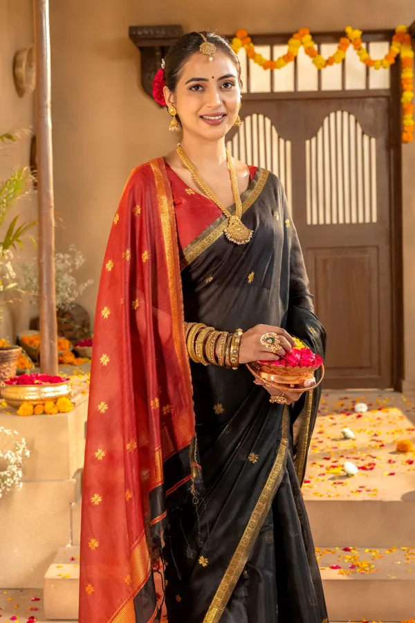 Original_Maheswari_Cotton_Silk_sarees_with_Beautiful_Kanchipuram_Rich_Gold-Toned_Woven_Butti_Zari_Work_With_Attractive_Zari_Border_And_Contrast_Blouse_With_Tassels