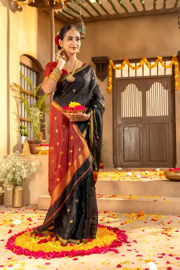 Original_Maheswari_Cotton_Silk_sarees_with_Beautiful_Kanchipuram_Rich_Gold-Toned_Woven_Butti_Zari_Work_With_Attractive_Zari_Border_And_Contrast_Blouse_With_Tassels