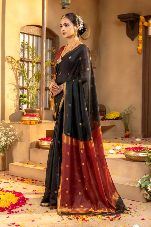 Original_Maheswari_Cotton_Silk_sarees_with_Beautiful_Kanchipuram_Rich_Gold-Toned_Woven_Butti_Zari_Work_With_Attractive_Zari_Border_And_Contrast_Blouse_With_Tassels