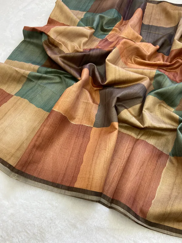 Soft_Tussar_Silk_sarees_with_Beautiful_Print_With_Attractive_Pallu_And_Contrast_Print_Blouse_With_Tassels