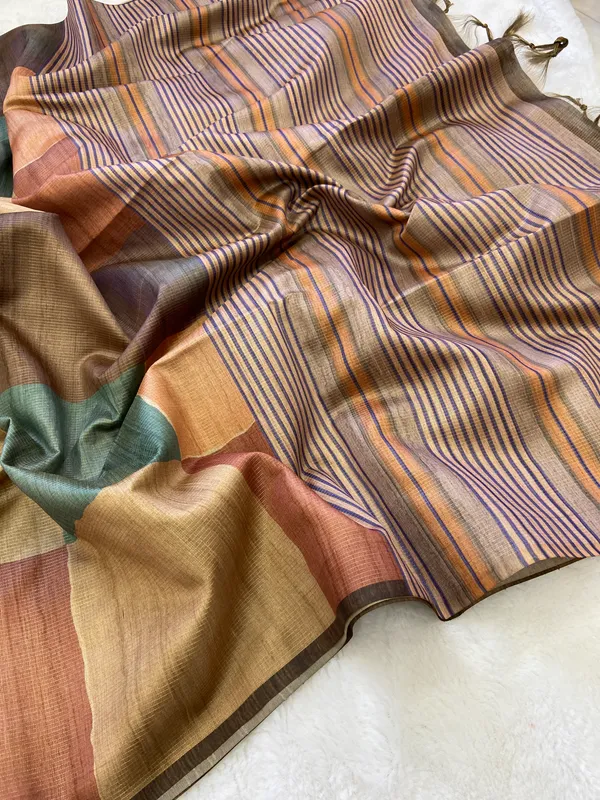 Soft_Tussar_Silk_sarees_with_Beautiful_Print_With_Attractive_Pallu_And_Contrast_Print_Blouse_With_Tassels