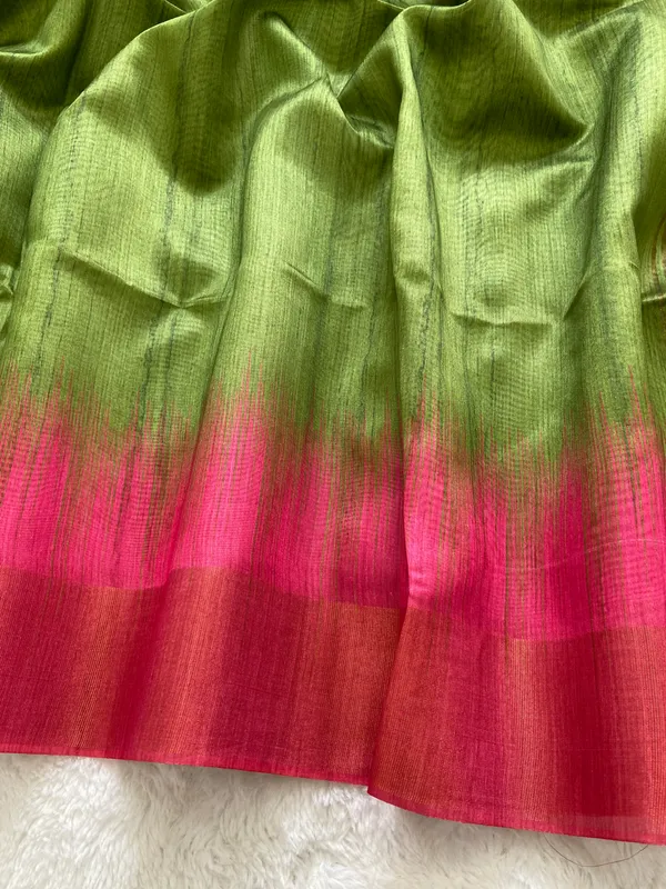 Soft_Tussar_Silk_sarees_with_Beautiful_Print_With_Attractive_Pallu_And_Contrast_Print_Blouse_With_Tassels