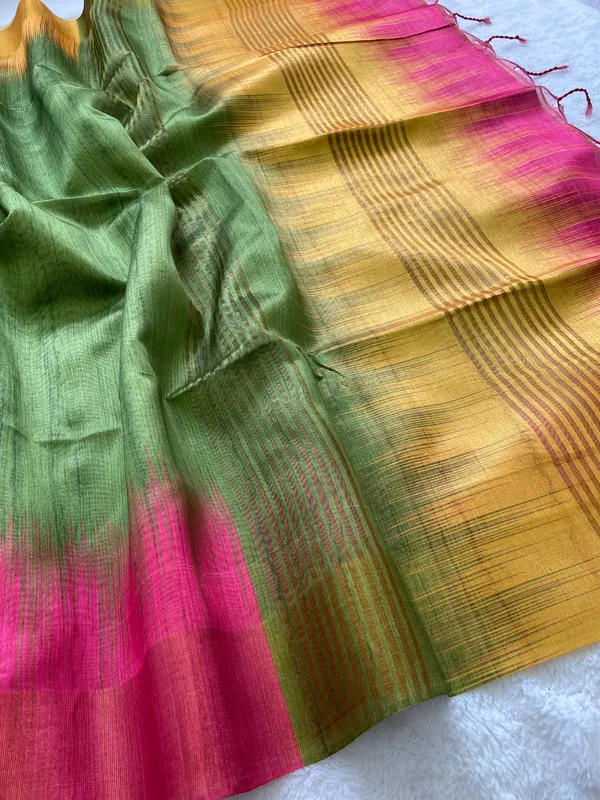 Soft_Tussar_Silk_sarees_with_Beautiful_Print_With_Attractive_Pallu_And_Contrast_Print_Blouse_With_Tassels
