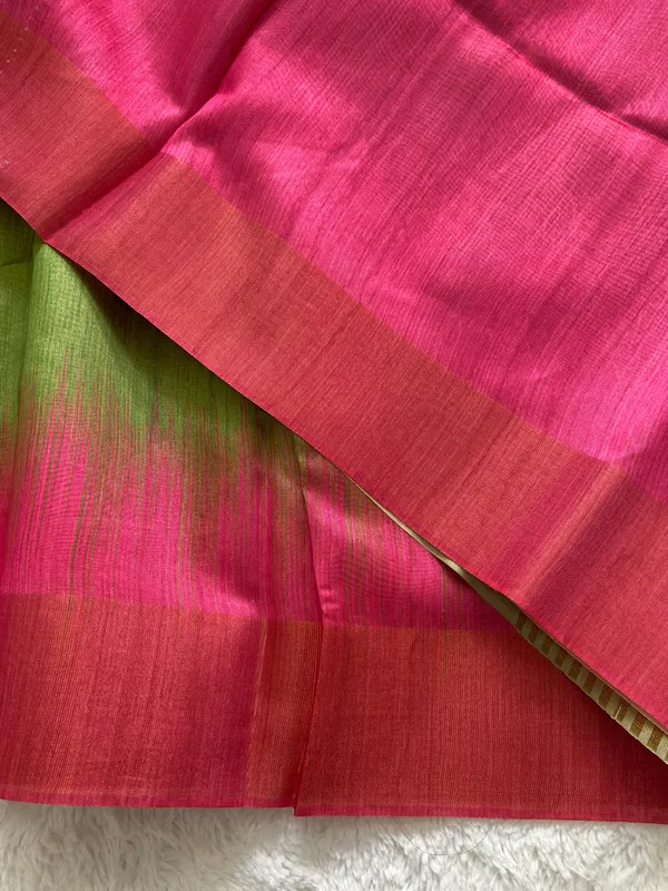Soft_Tussar_Silk_sarees_with_Beautiful_Print_With_Attractive_Pallu_And_Contrast_Print_Blouse_With_Tassels