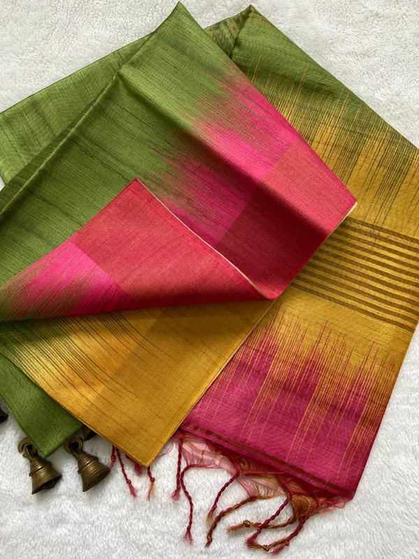 Soft_Tussar_Silk_sarees_with_Beautiful_Print_With_Attractive_Pallu_And_Contrast_Print_Blouse_With_Tassels