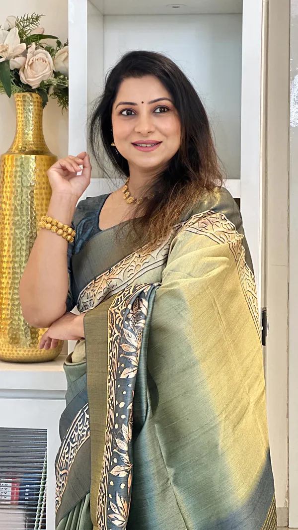 Soft_Tussar_Silk_sarees_with_Beautiful_Print_With_Attractive_Pallu_And_Contrast_Print_Blouse_With_Tassels