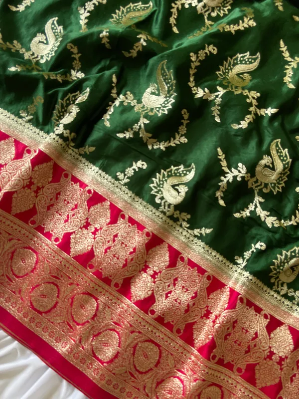 Banarasi_Pure_Satin_Silk_sarees_with_Beautiful_Peacock_in_Contrast_Pink-Green_Shades_With_Attractive_Weaving_Gold_Zari_Design_And_Contrast_Blouse_With_Tassels