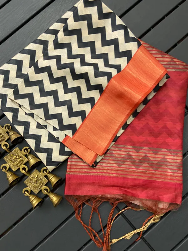 Soft_Tussar_Silk_sarees_with_Beautiful_Print_With_Attractive_Pallu_And_Contrast_Print_Blouse_With_Tassels