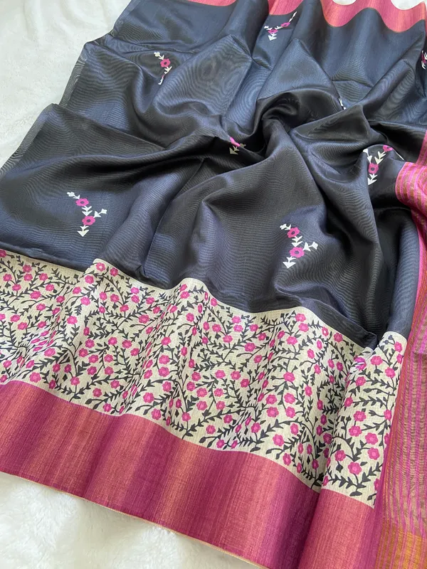 Soft_Tussar_Silk_sarees_with_Beautiful_Print_With_Attractive_Pallu_And_Contrast_Print_Blouse_With_Tassels