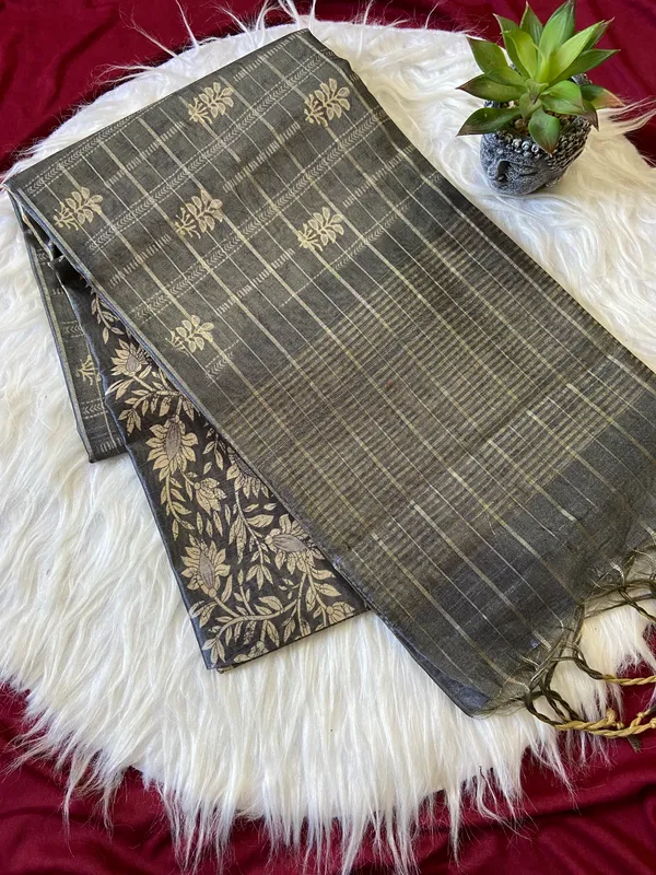Soft_Semi_Tussar_Silk_sarees_with_Beautiful_Digital_Print_With_Attractive_Border_And_Contrast_Print_Blouse_With_Tassels