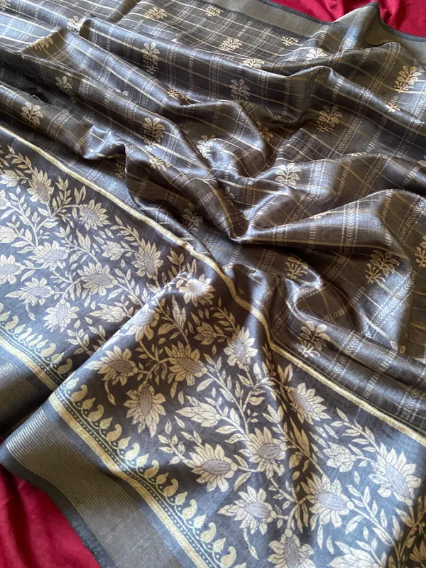 Soft_Semi_Tussar_Silk_sarees_with_Beautiful_Digital_Print_With_Attractive_Border_And_Contrast_Print_Blouse_With_Tassels