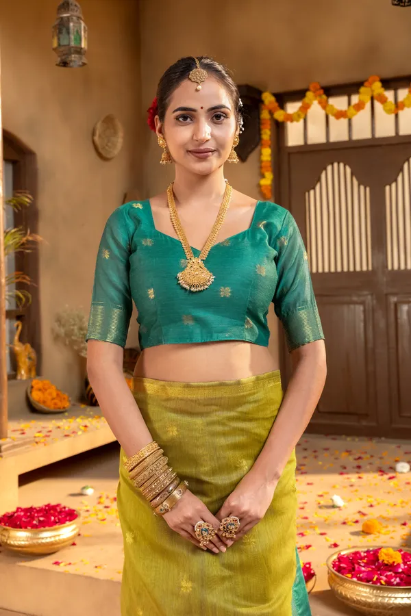 Original_Maheswari_Cotton_Silk_sarees_with_Beautiful_Kanchipuram_Rich_Gold-Toned_Woven_Butti_Zari_Work_With_Attractive_Zari_Border_And_Contrast_Blouse_With_Tassels