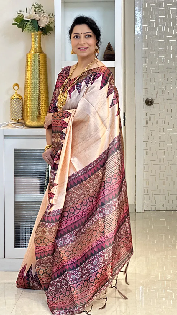 Soft_Tussar_Silk_sarees_with_Beautiful_Print_With_Attractive_Pallu_And_Contrast_Print_Blouse_With_Tassels
