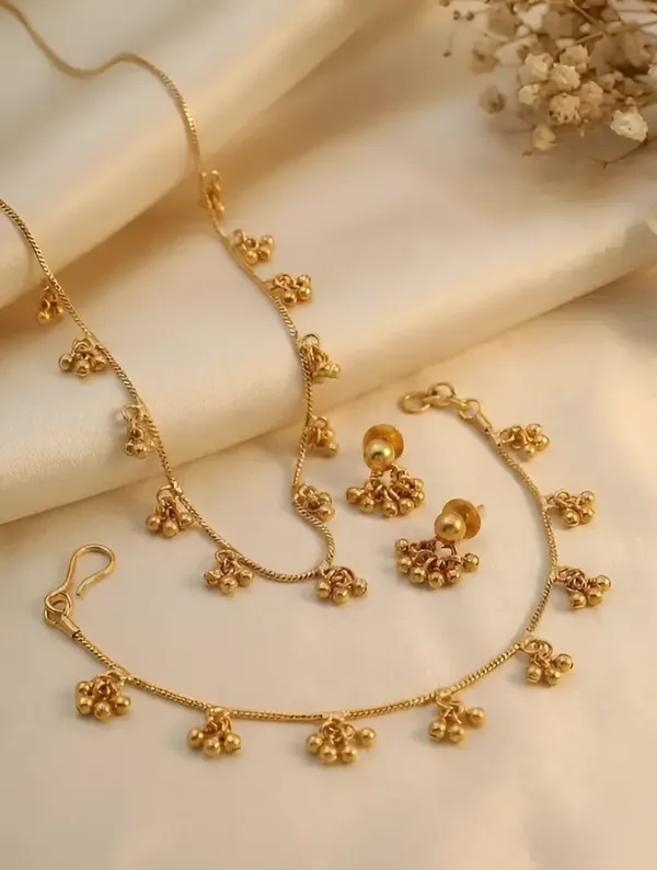 Anushka_Minimal_Gold_Charm_Set_with_Earring
