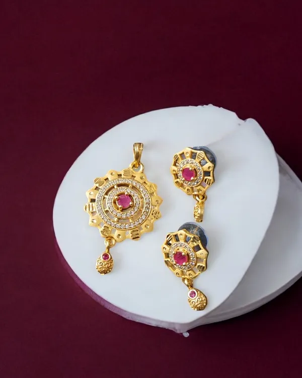 High_Gold_Plated_Stunning_American_Diamond_And_Pink_Diamond_Studded_Forming_Designer_Round_Pendant_Set
