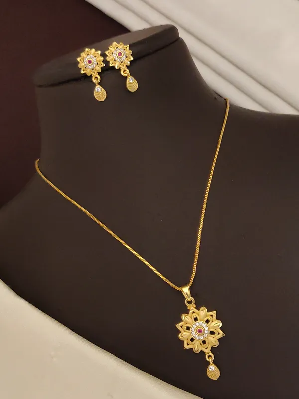 Designer_High_Gold_Plated_Antique_Circular_Pendant_Necklace_Set_with_Earrings