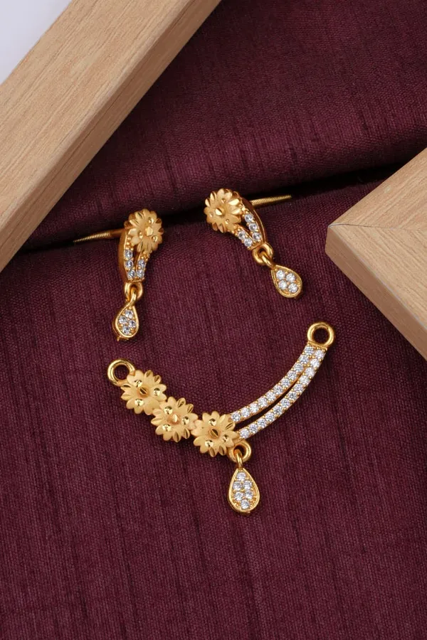 Elegant_Floral_Design_Micro_Gold_Plated_AD_Pendant_Set