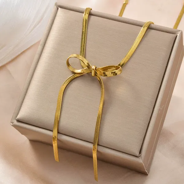 Elegant_Gold_Bow_Pendant_Necklace