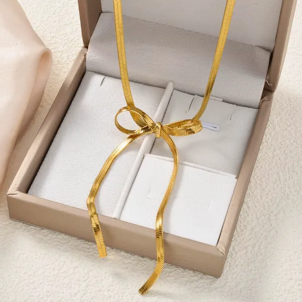 Elegant_Gold_Bow_Pendant_Necklace