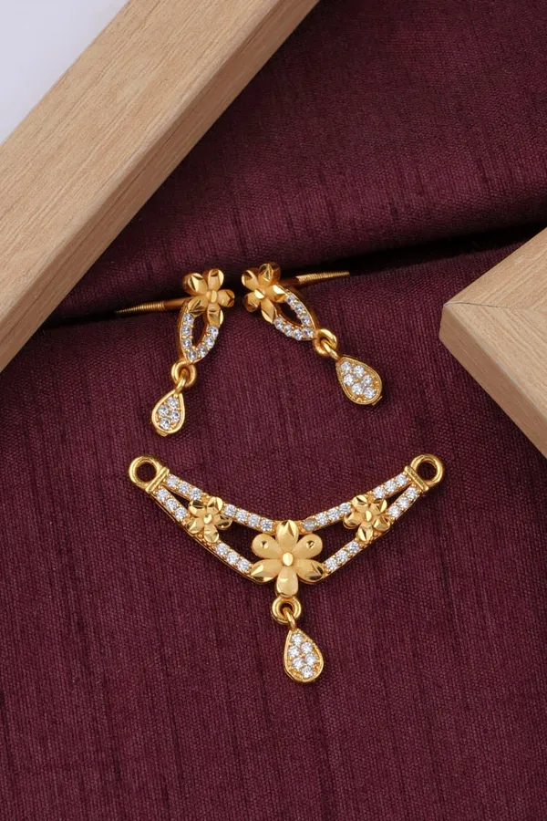 Floral_Design_Micro_Gold_Plated_AD_Diamond_Pendant_Set_with_Earrings
