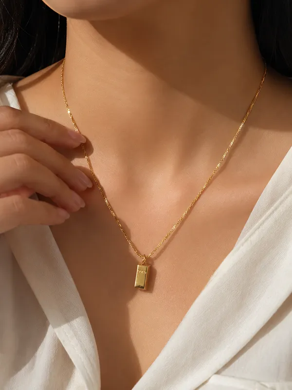 Gold_Bar_Pendant_Necklace_–_Minimalist_Luxury_Gold_Chain_for_Men_&_Women