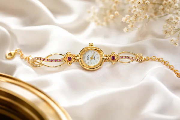 Luxury_Floral_Design_Gold_Finish_Bracelet_Watch_for_Girls_&_Women