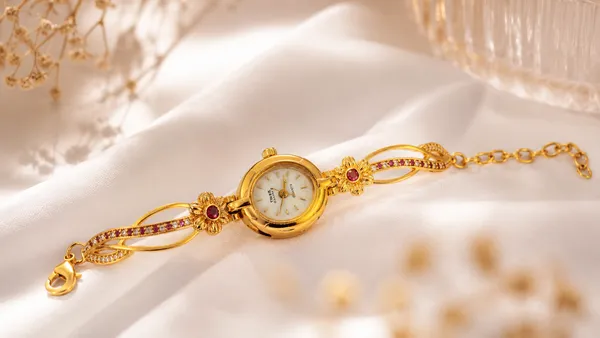 Luxury_Floral_Design_Gold_Finish_Bracelet_Watch_for_Girls_&_Women