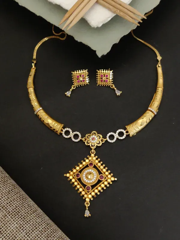 Royal_Gold_Plated_Traditional_Pendant_Necklace_Set_with_Designer_Earrings