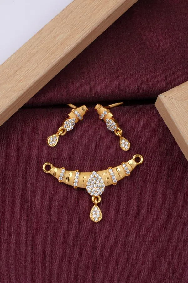 Teardrop_Design_Micro_Gold_Plated_AD_Diamond_Pendant_Set_with_Earrings