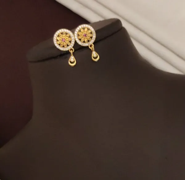 Designer_High_Gold_Plated_And_Diamond_Studded_Antique_Round_Pendant_Set_with_Earrings