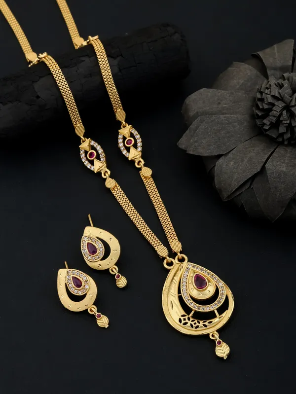 micro_gold_plated_ad_dimaond_studed_fancy_oval_pendent_set_with_chain
